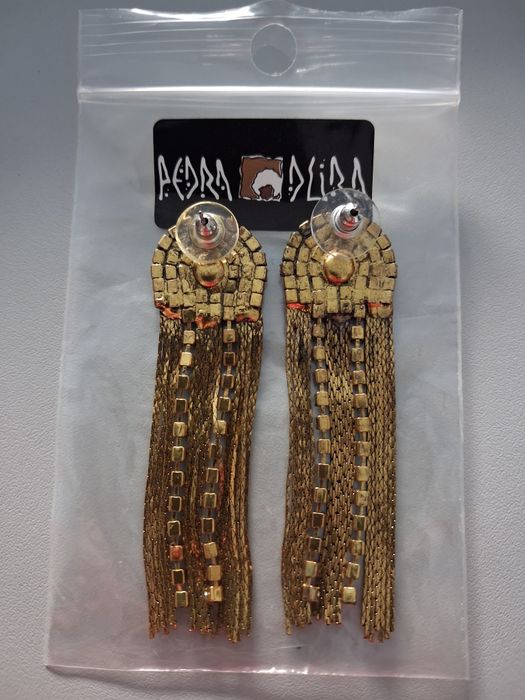 Brincos em  dourado e prateado, marca Pedra Dura.