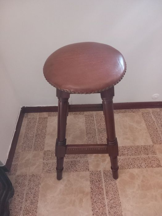 Banco alto com estofo em couro