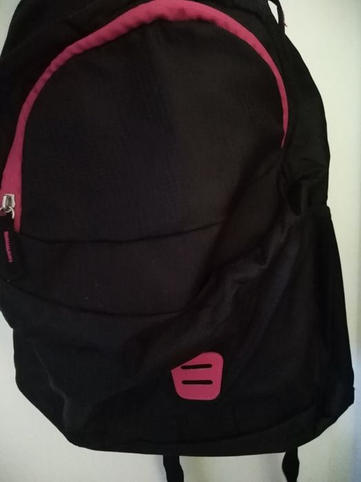 Mochila preta com fecho rosa choque