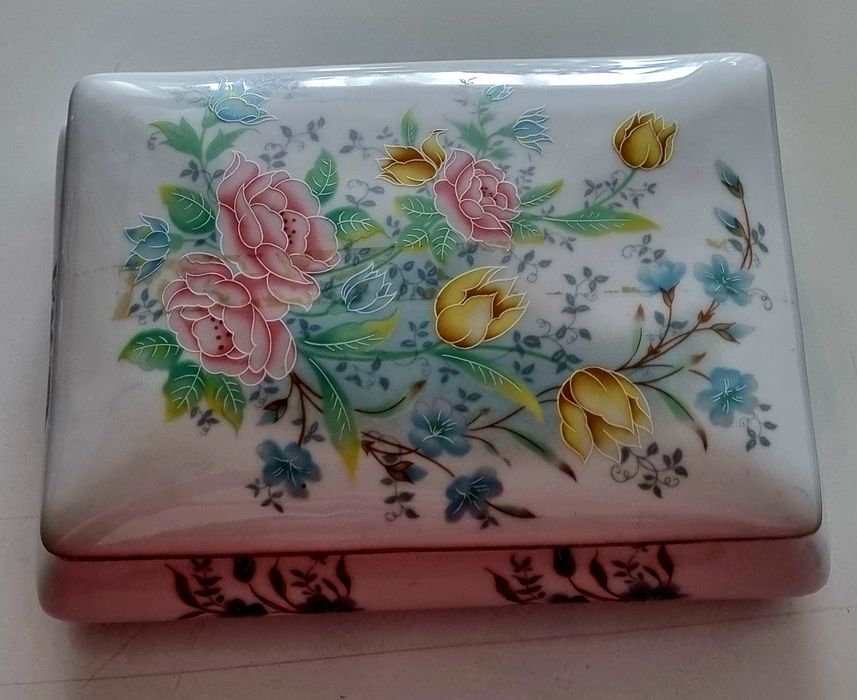 Caixa,  em porcelana, com motivos floridos.
