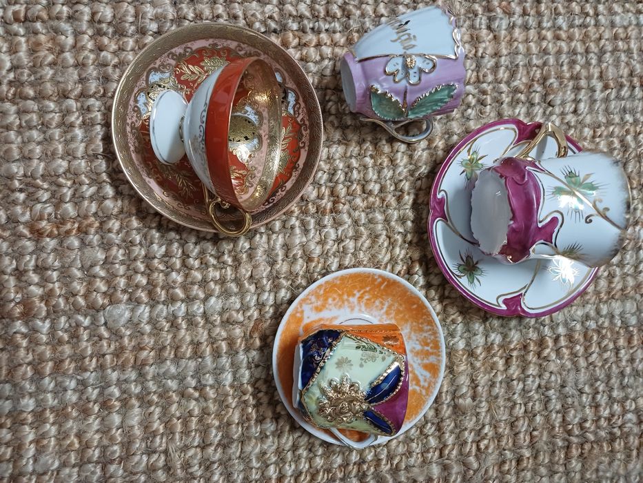 Várias chávenas de coleção