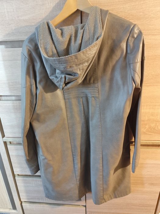 Kurtka z kapturem z eko skóry