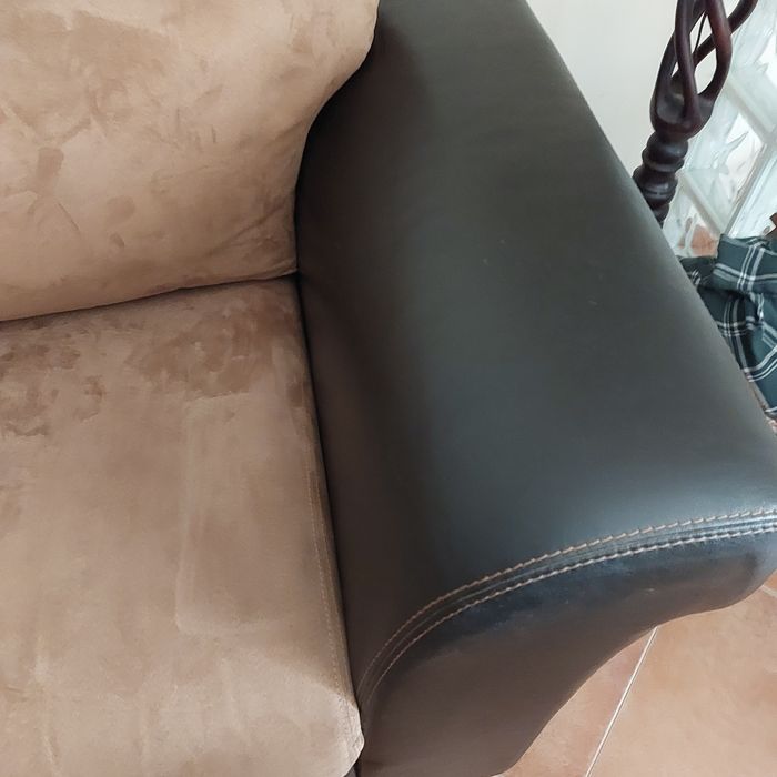 Sofá em pele e tecido