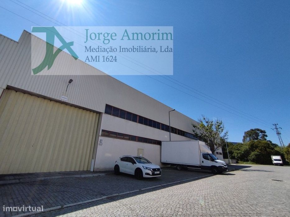 Aeroporto. Armazém 1274m2 - 500 m2 escritórios. Logradouro com 530 m2.