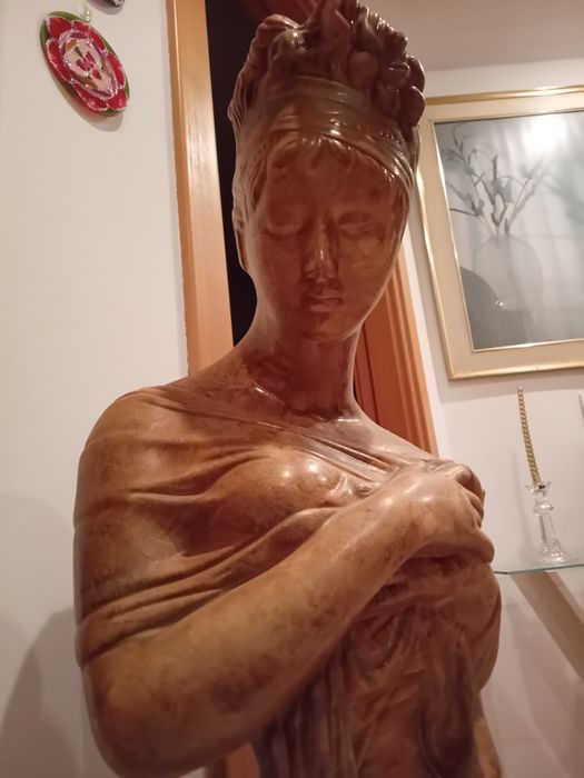 Estatueta com coluna separada