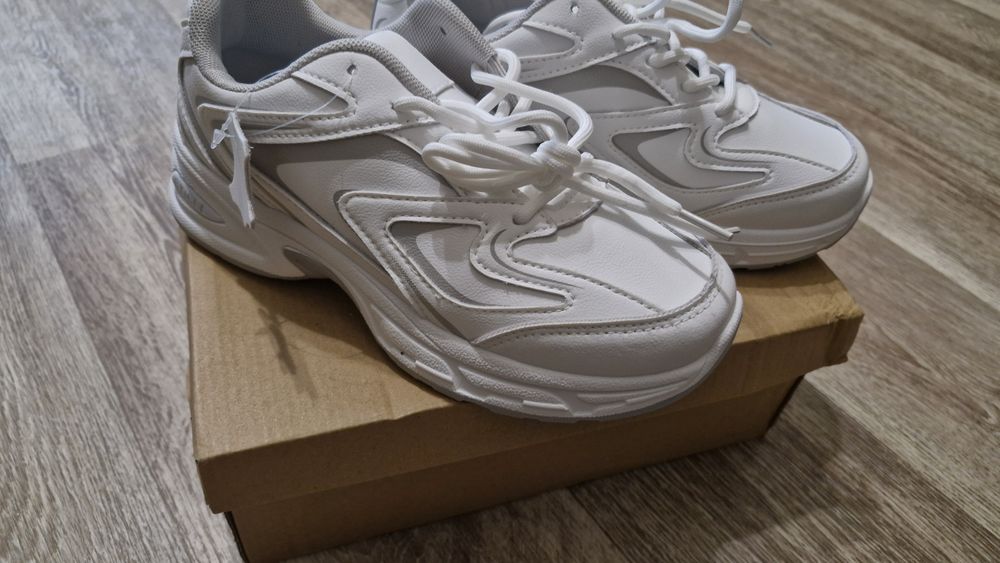 Кросівки р.36 (нові)