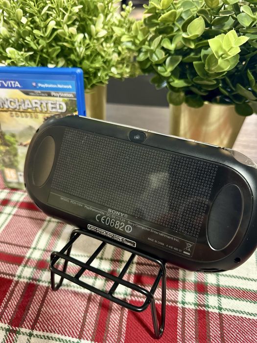 PlayStation Vita OLED (Desbloqueada) + Cartão 512Gb + Uncharted