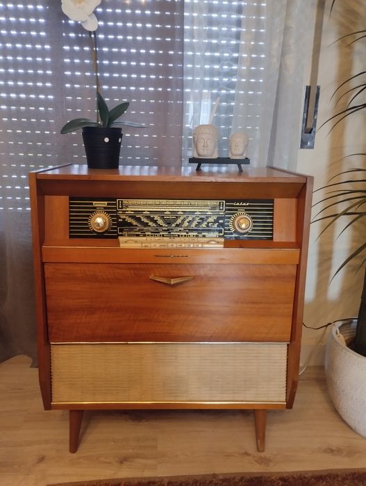 Móvel rádio e gira discos