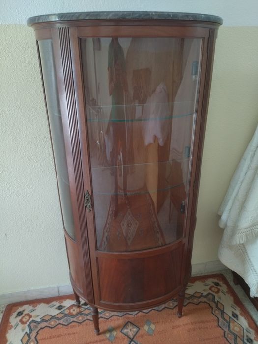 Cristaleira ou vitrine com pedra