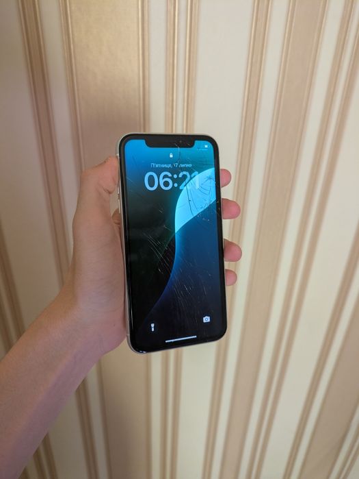 iPhone xr (128gb)