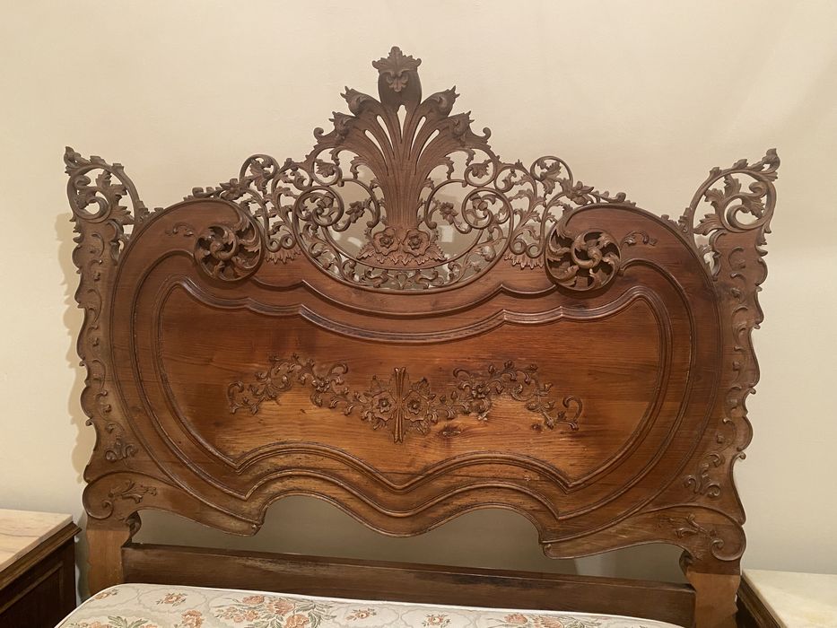 Cama centenária Barroca com mesinhas de cabeceira com mármore
