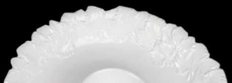 Grande Prato/Covilhete em faiança branca relevada