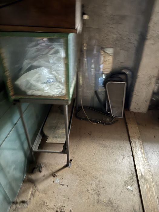 Akwarium na metalowych nogach