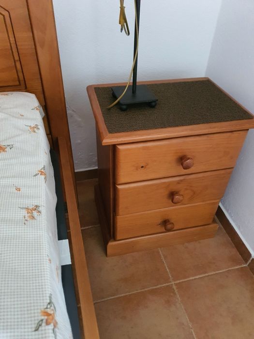 Cama de casal em pinho mel com 2 mesas de cabeceira