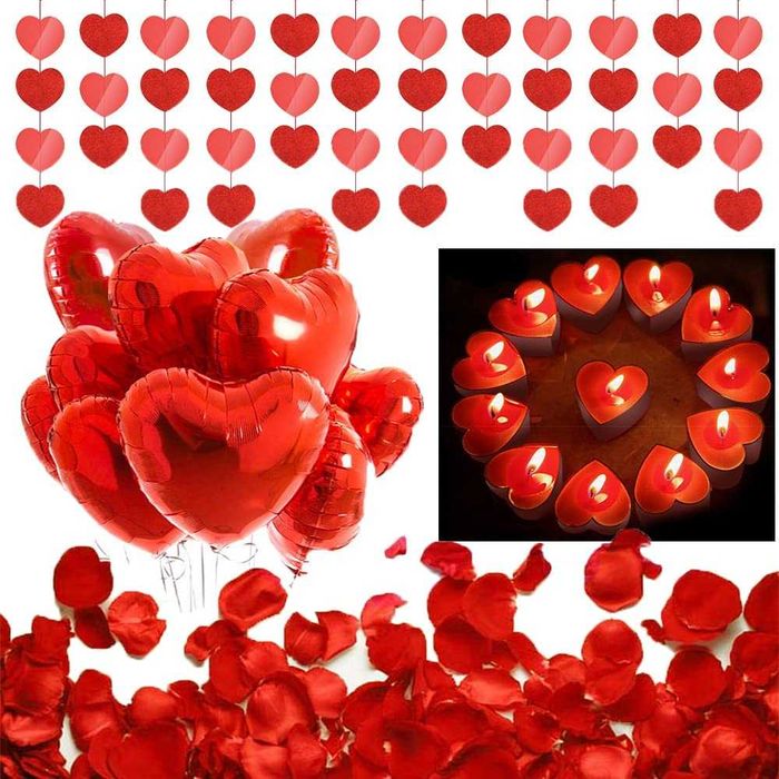 Decoração de balões, pétalas de rosa e velas
