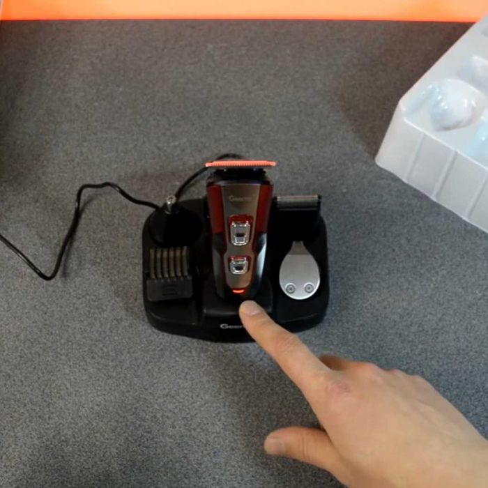 Машинка для стрижки GEMEI 10в1 — идеальный подарок мужчине