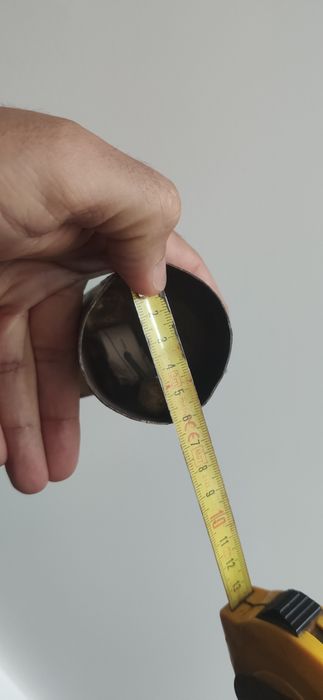 Chocalho novo feito de forma artesanal em metal pele e madeira