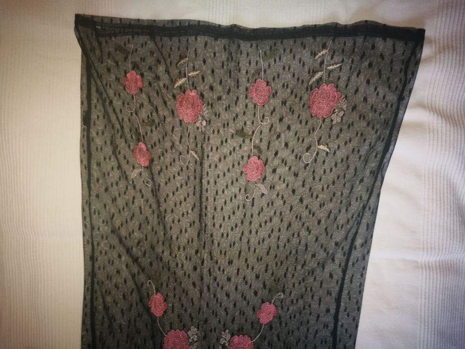 Elegancka koronkowa sukienka z haftem