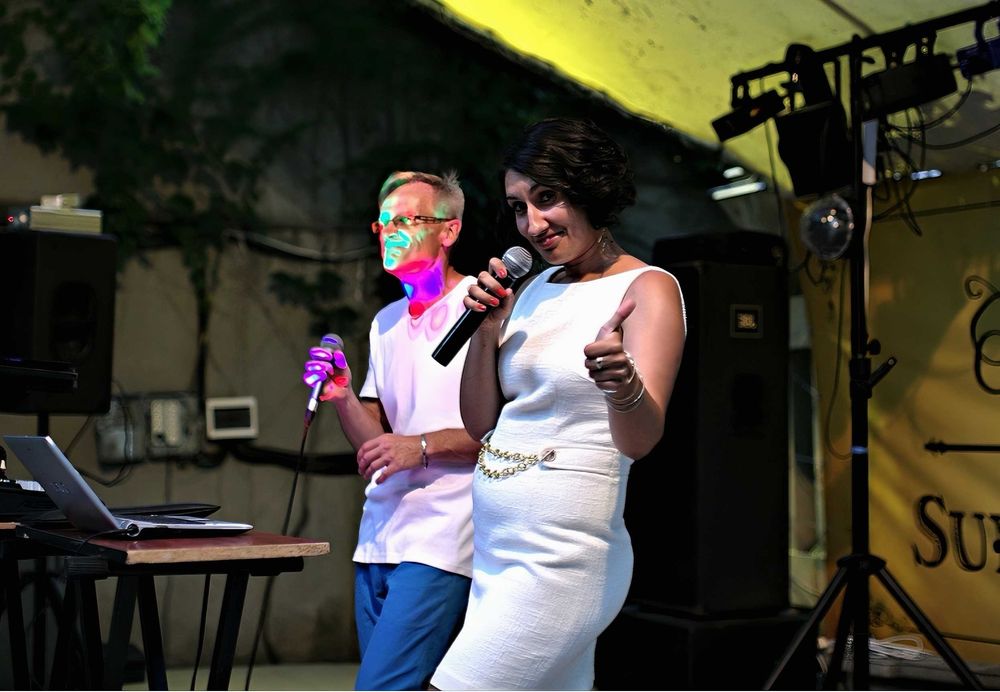 Тамада,ведуча,жива музика або діджей,вокалісти на свято