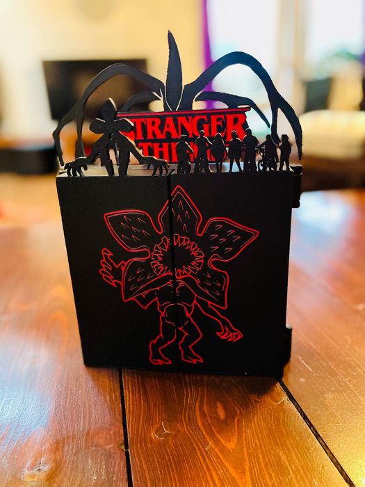 Шкафчик для колекції Stranger Things Kinder Joy / Funko mini