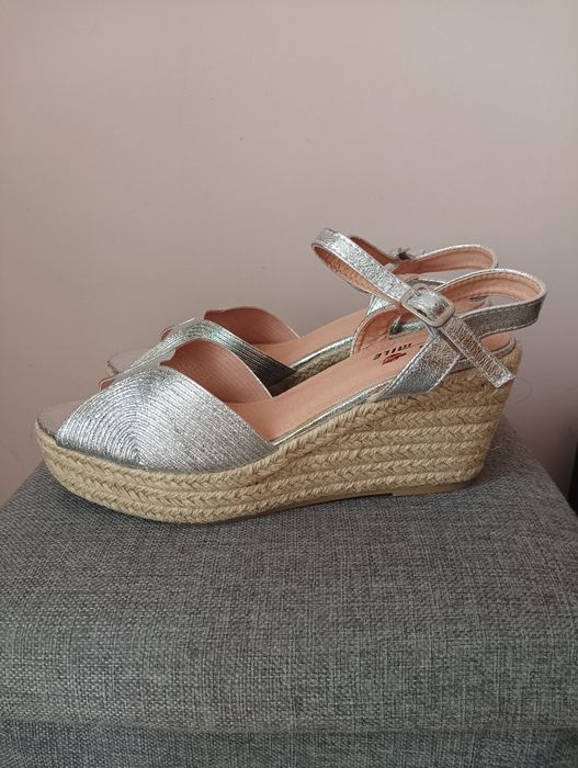 Sandałki na koturnie