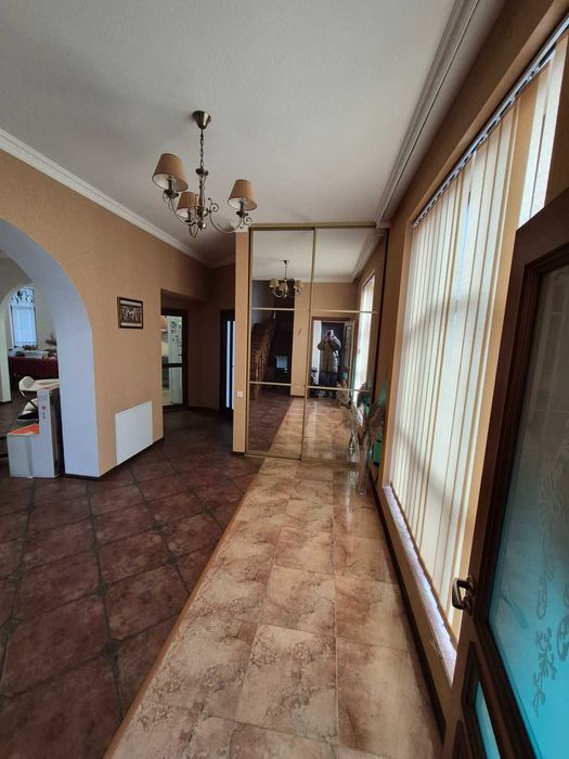 Продам добротний будинок 225м2 з ремонтом меблями і технікою, 10 соток