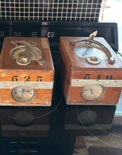 Lote de relógios antigos de chegada de pombos