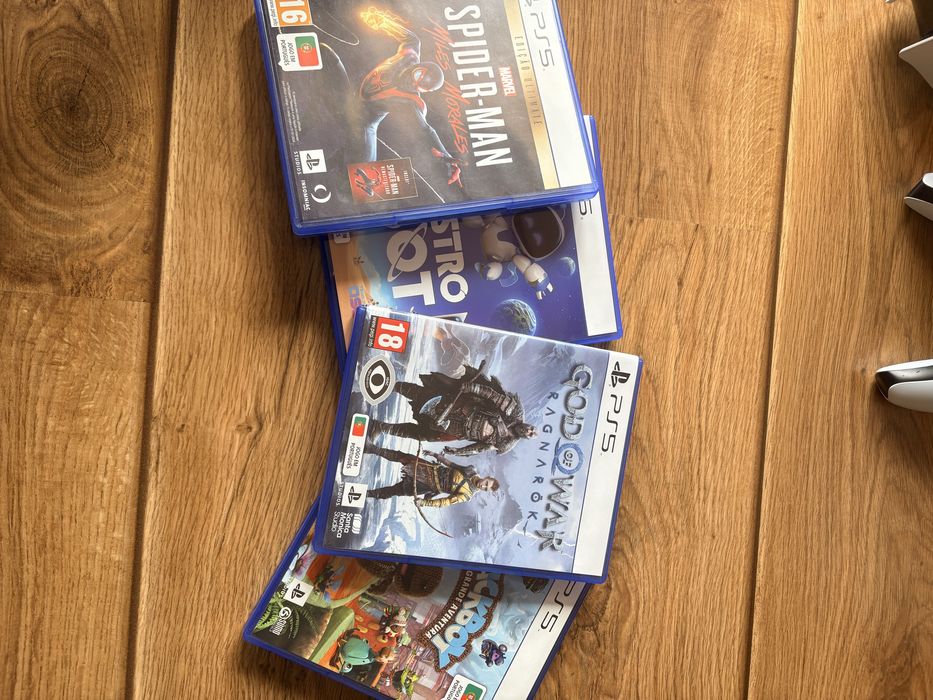 Playstation 5 825 gb + comando + 4 jogos