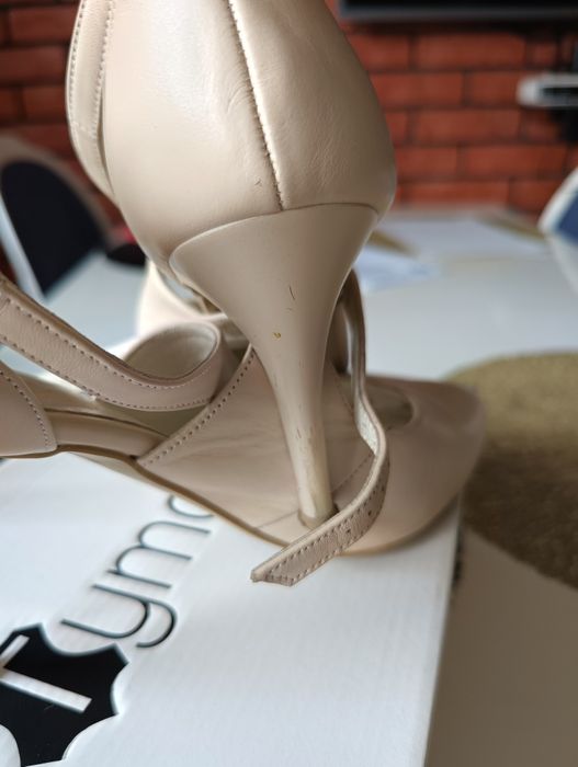 Szpilki , skóra nude