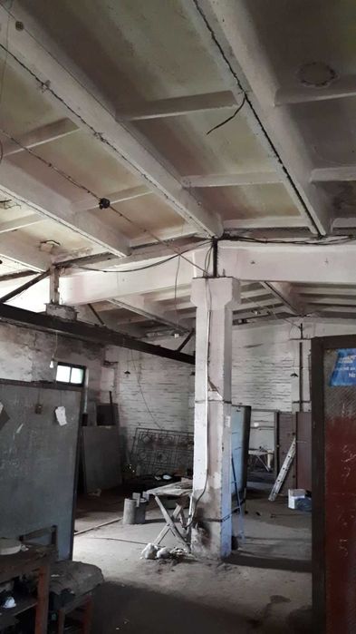 Промислово - виробниче приміщення з козловим краном та металевий ангар