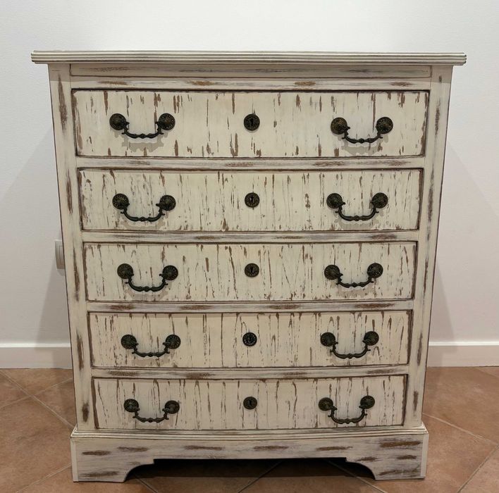 Cómoda antiga em madeira