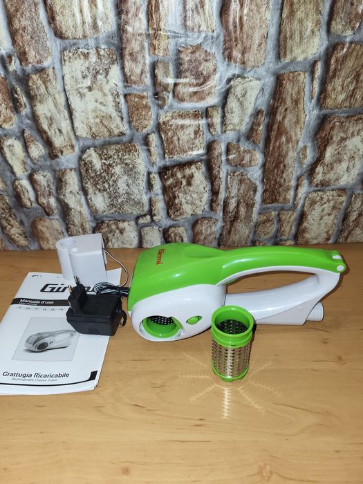 Girmi GT02 Akumulatorowa tarka elektryczna