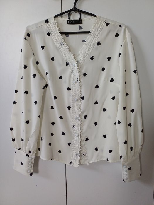 Koszula damska biała śmietankowa w czarne serca CBR S
