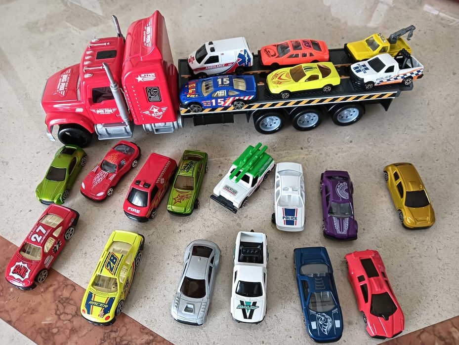 Brinquedo camião de transporte de carros e vários carrinhos associados