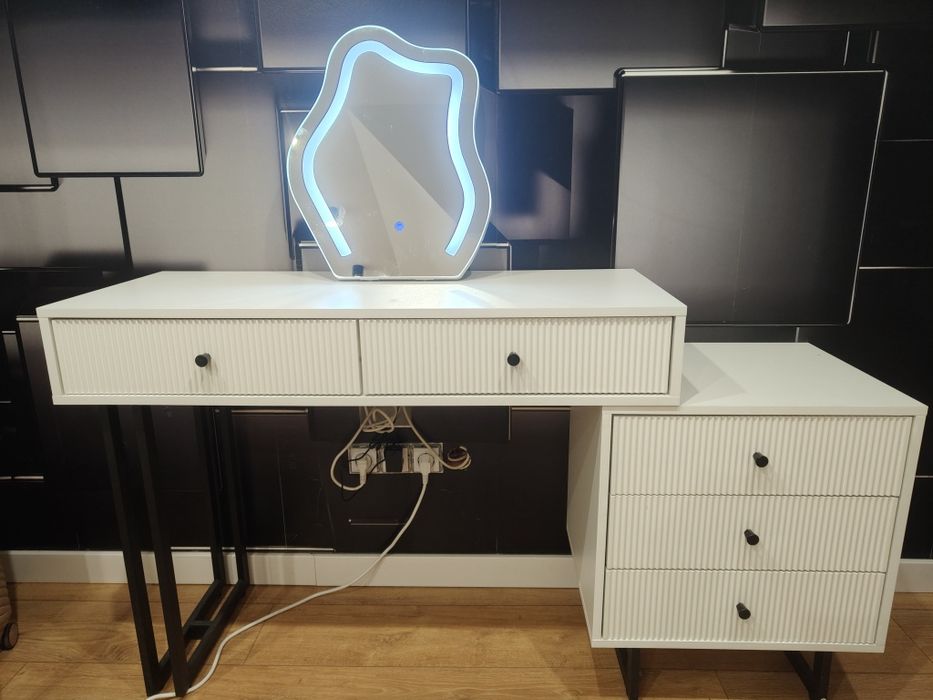 Toaletka z lustrem LED szafka biurko