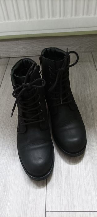 Czarne buty marki Clarks ze skóry