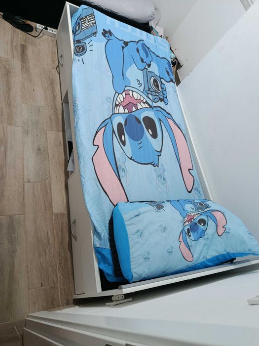 Cama uma de solteiro e uma de casal