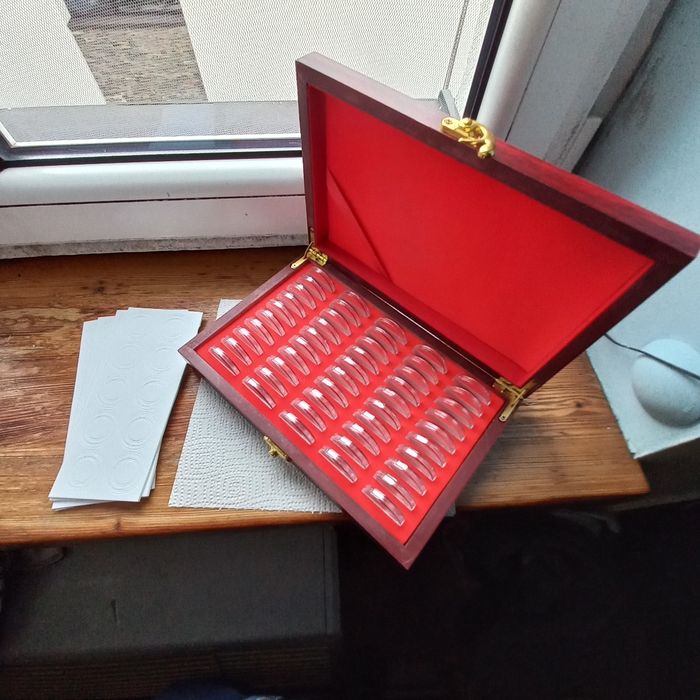 Piękna Drewniana Szkatułka na 50sztuk Monet w Kapslach!!!