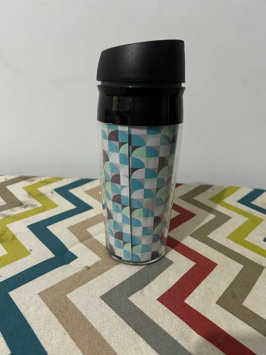 Copos Térmicos com Botão Anti-Fugas