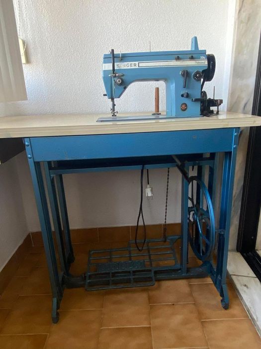 Máquina costura a funcionar