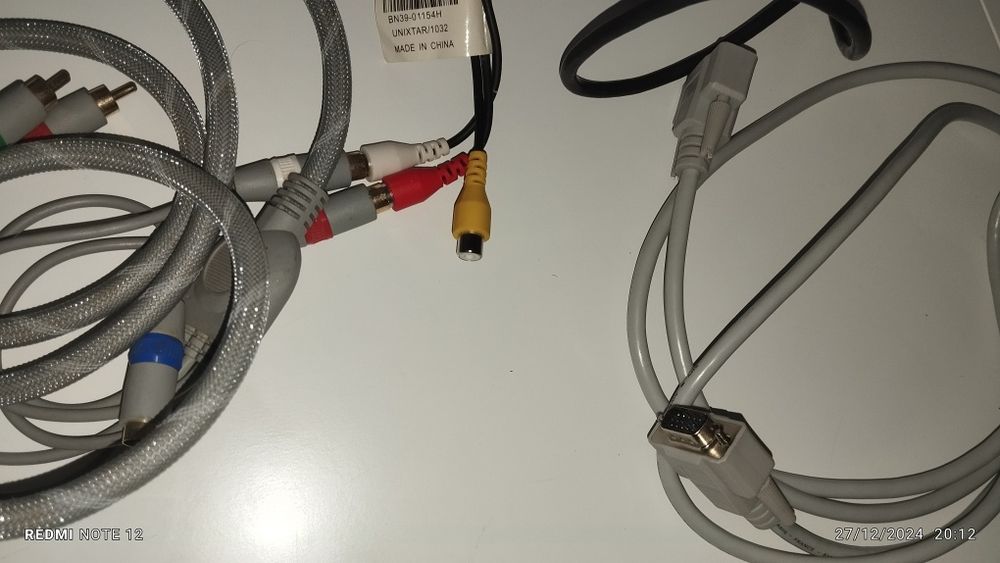 Varios cabos incluido cabo portatil hp, cabo VGA e cabo para wii