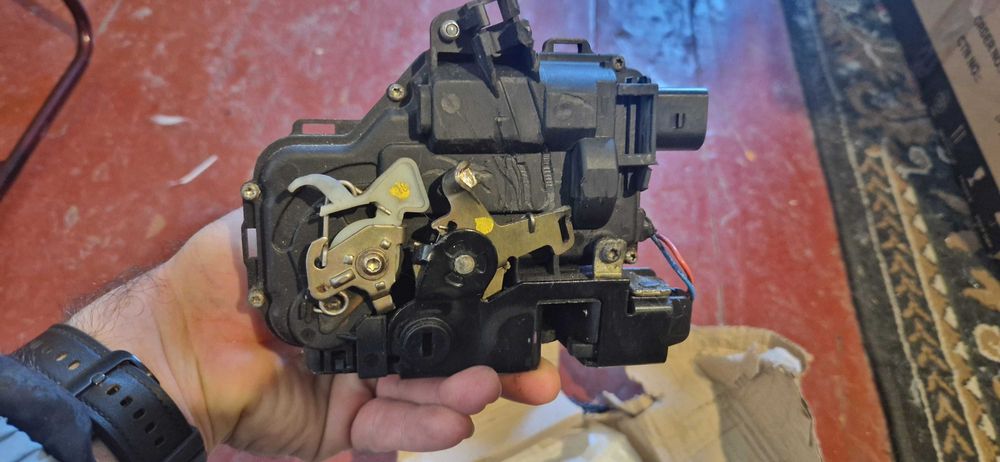 Замок задніх дверей лівий Golf 4, Passat, Bora, Skoda, Seat