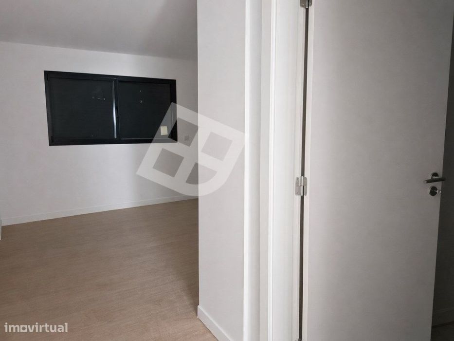 Apartamento T2 com terraço - Centro de Esgueira