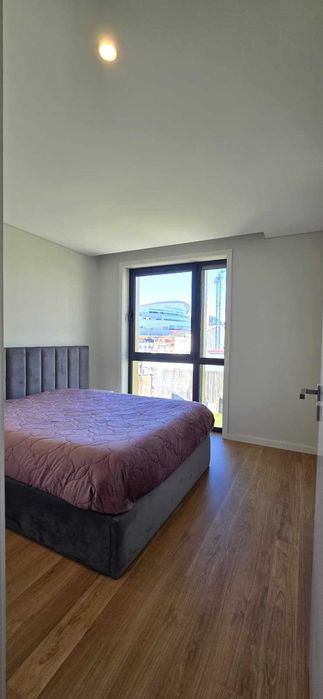 Cama de casal com baú e mesinhas cabeceira