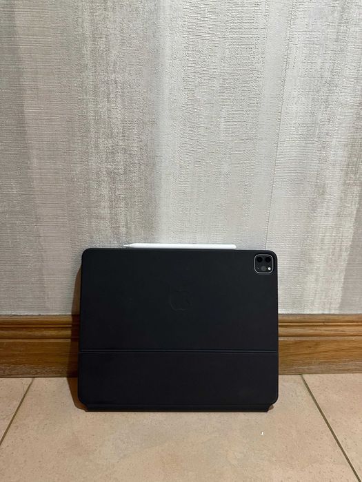 iPad Pro Apple 12.9'' Wi-Fi (6th Generation - 256 GB) + Magic Keyboard