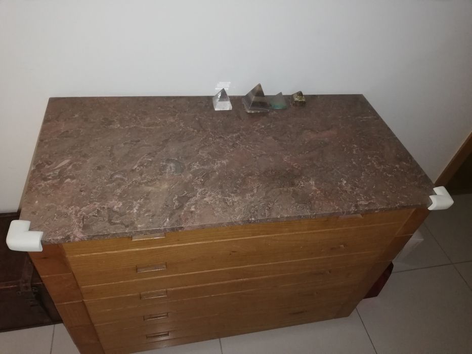 Cómoda em pinho e tampo em mármore