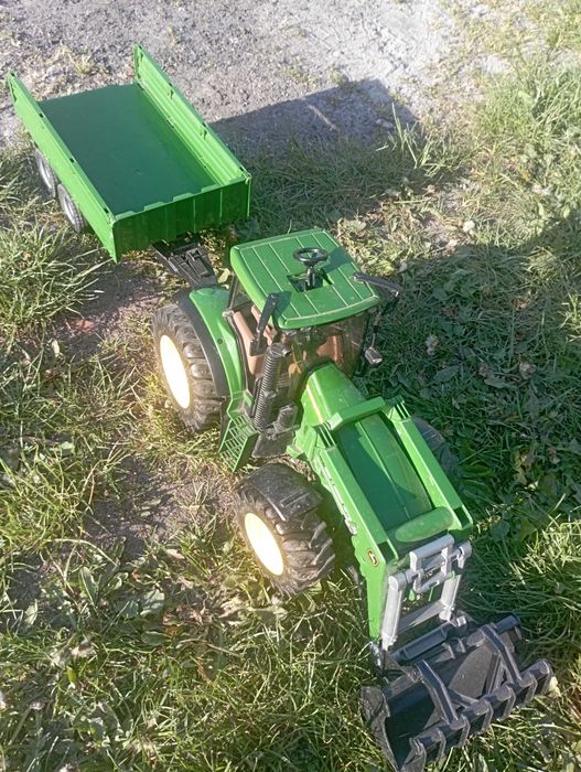 Traktor John Deere bruder z przyczepą