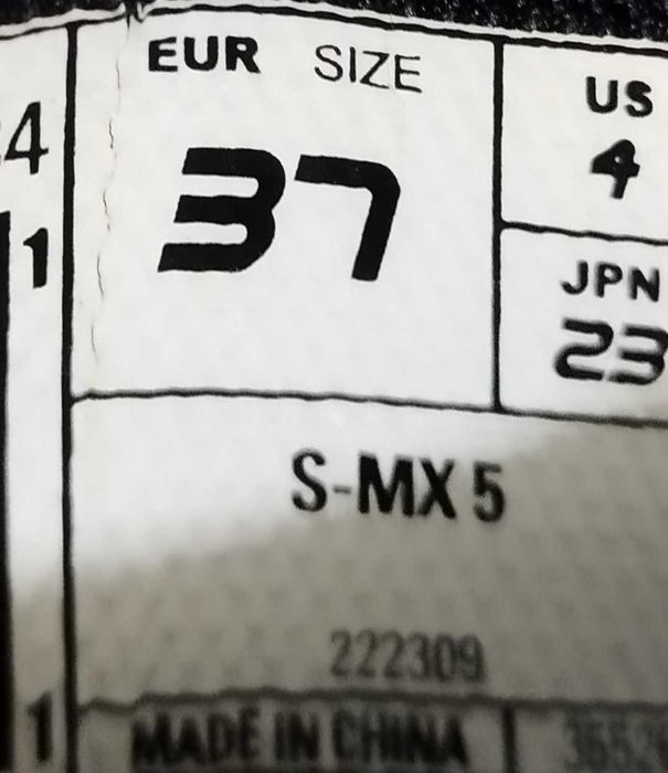 Casaco motard mulher em pele alpinestars, botas e capacete.