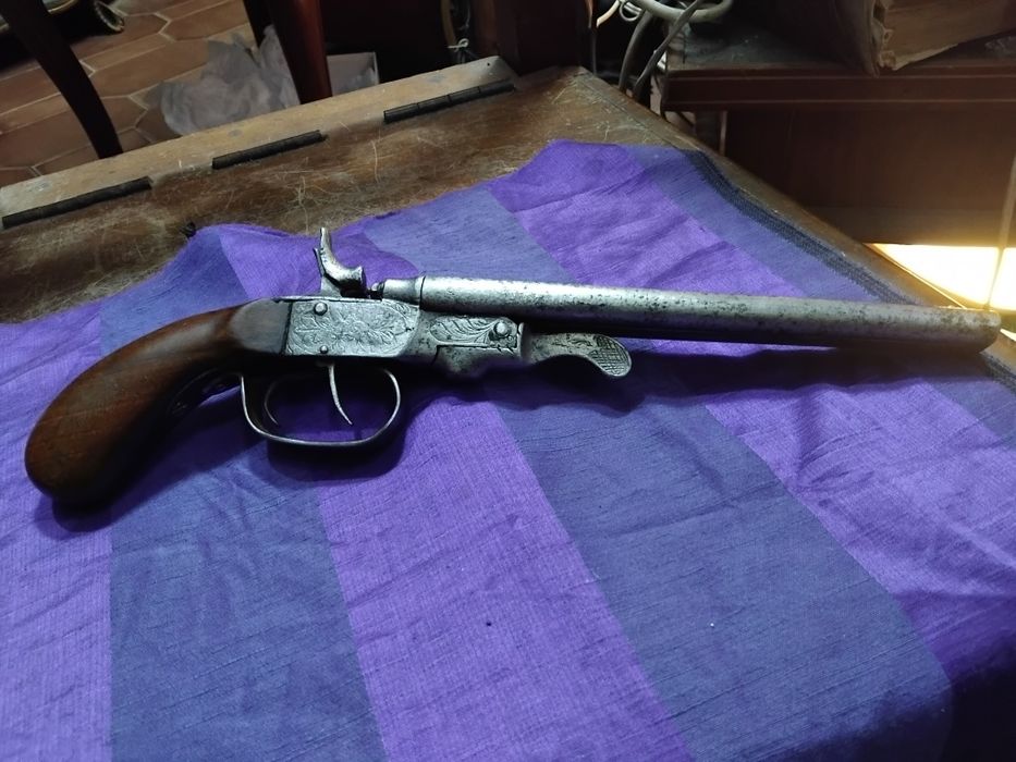 Pistola antiga de coleção  guarnições em ferro