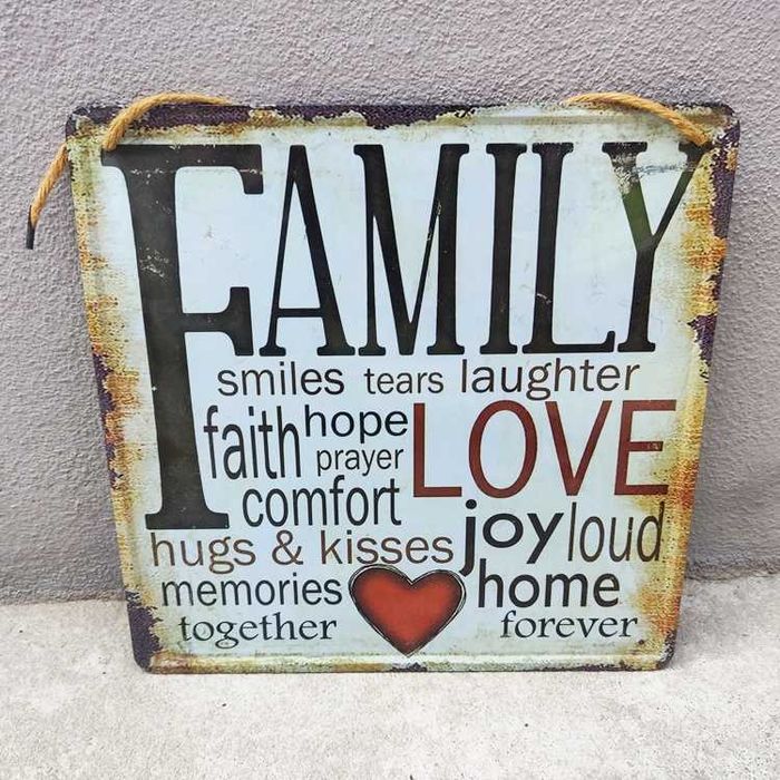 Placa em chapa com inscrição 'FAMILY...' 30x30